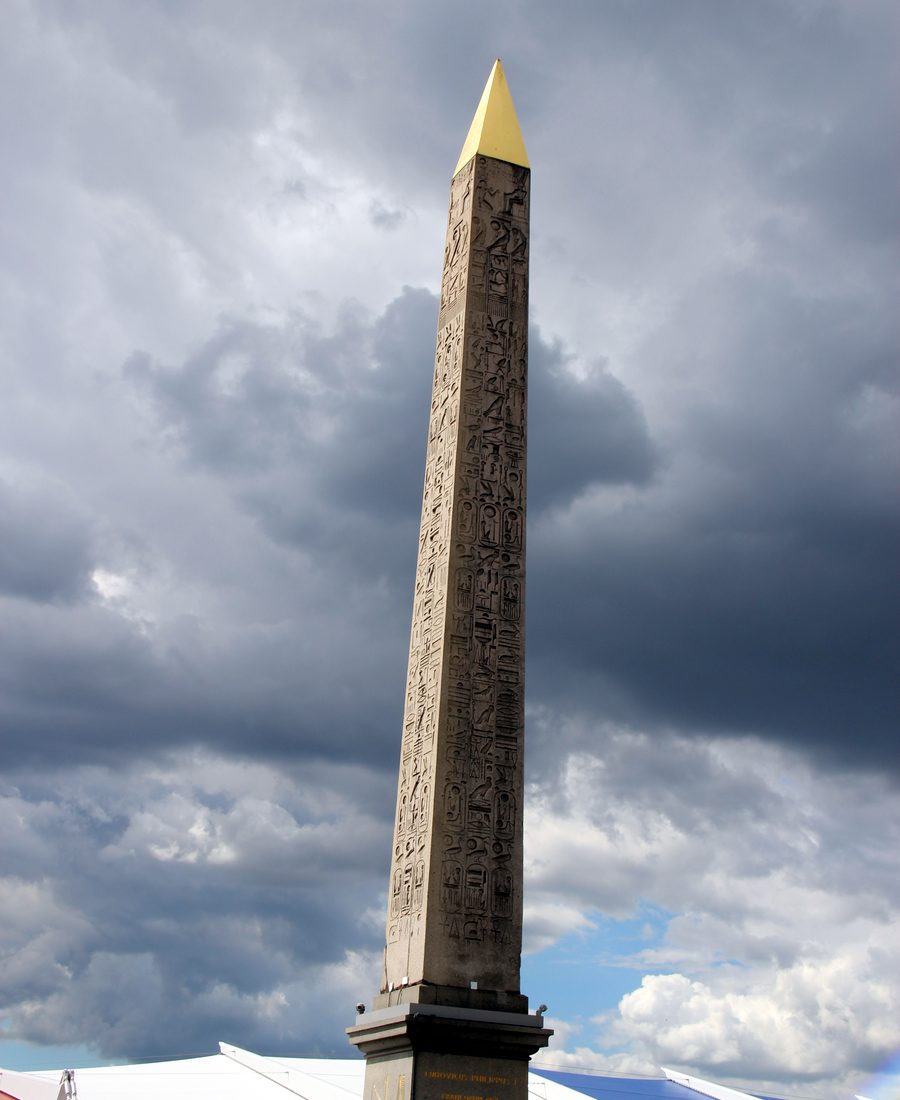 Colonne de temple couverte de hiéroglyphes