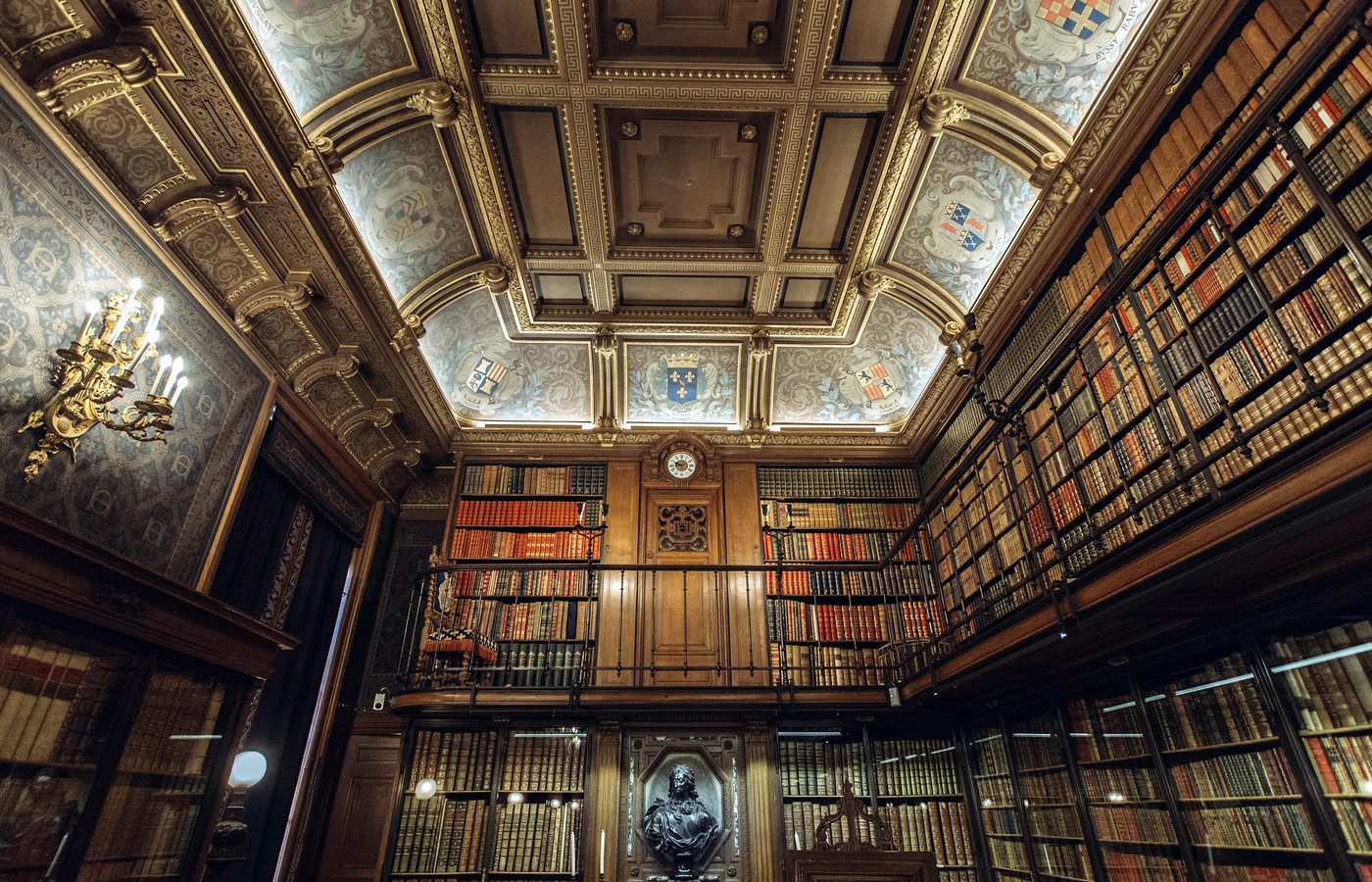Bibliothèque ancienne aux rayonnages de bois