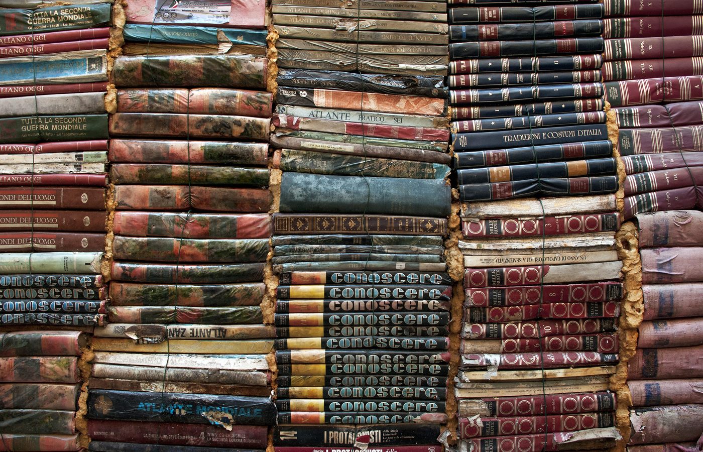 Piles de livres anciens reliés